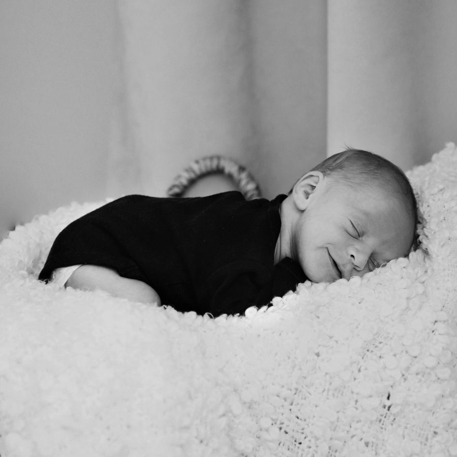 Lachendes Baby im Beistellbett, Babyfoto bei München
