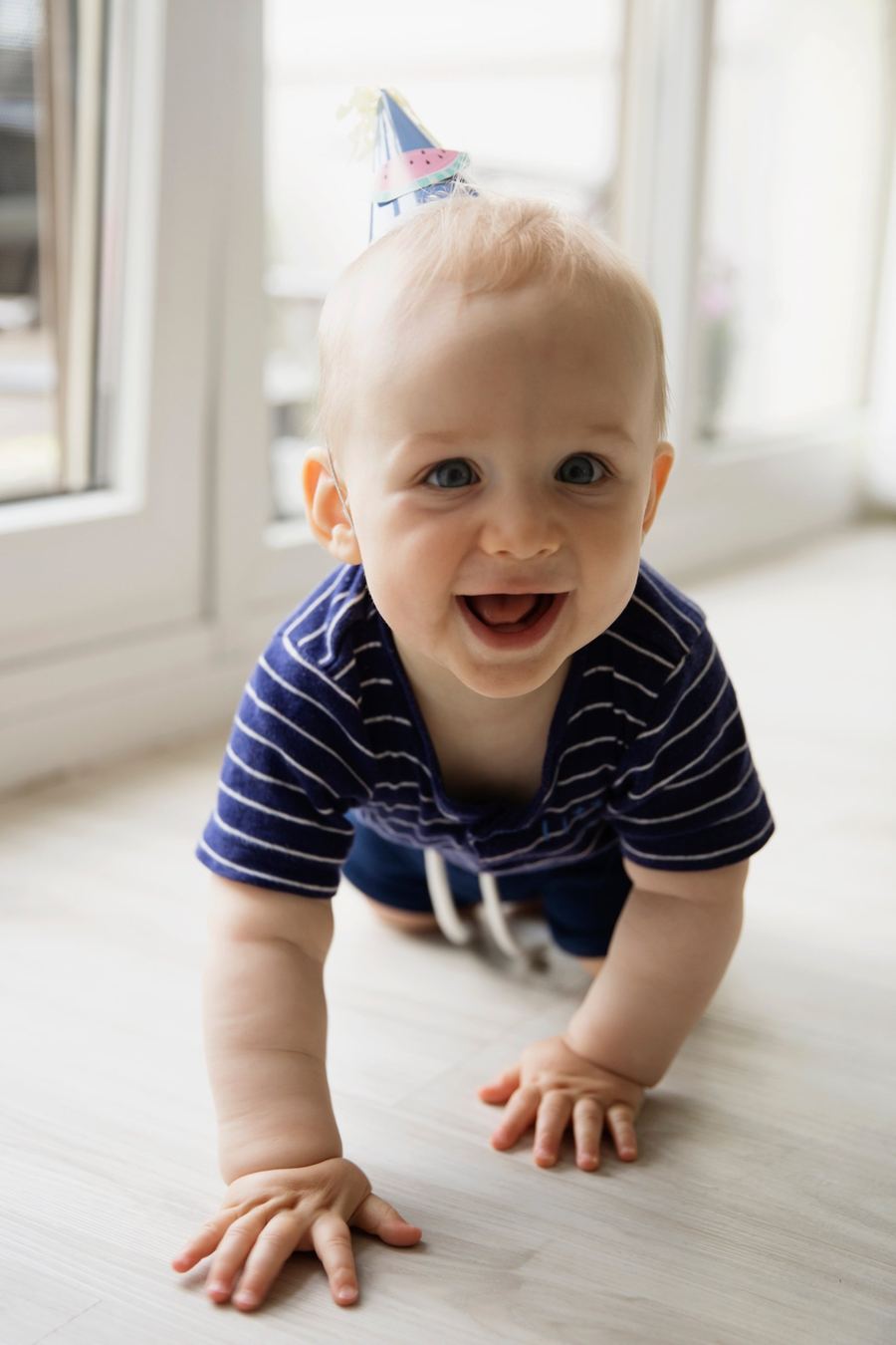 Lachendes Baby im Beistellbett, Babyfoto bei München