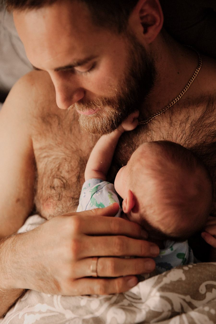 Lachendes Baby im Beistellbett, Babyfoto bei München