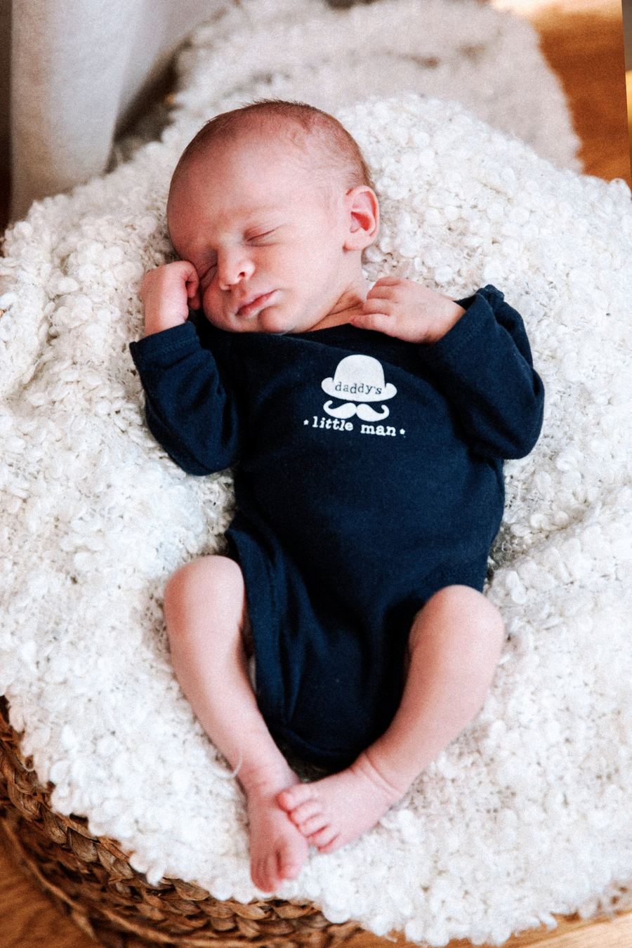 Lachendes Baby im Beistellbett, Babyfoto bei München