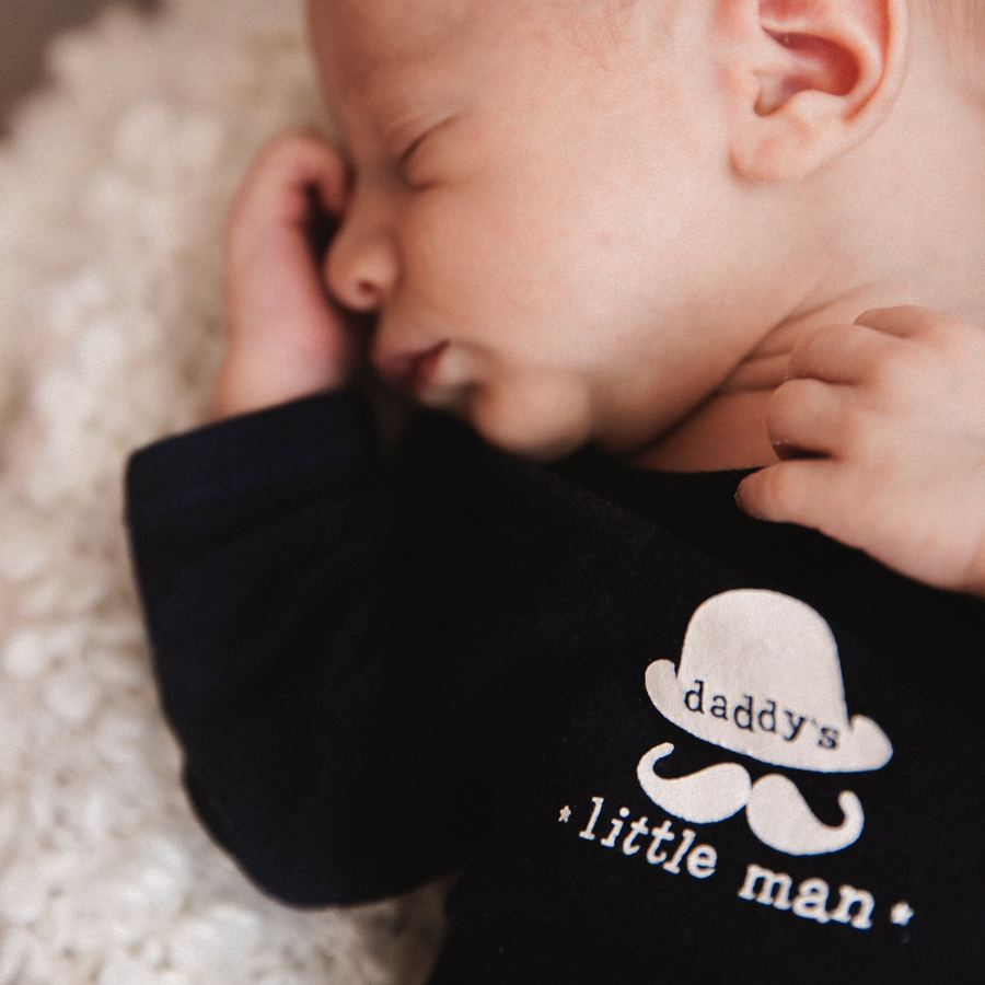 Lachendes Baby im Beistellbett, Babyfoto bei München