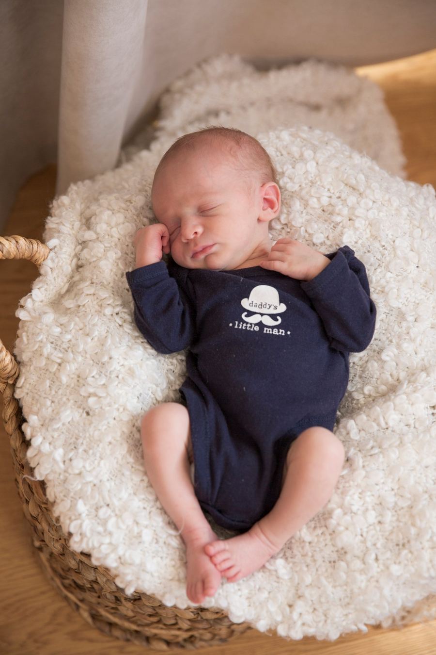 Lachendes Baby im Beistellbett, Babyfoto bei München