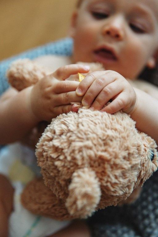 Lachendes Baby im Beistellbett, Babyfoto bei München