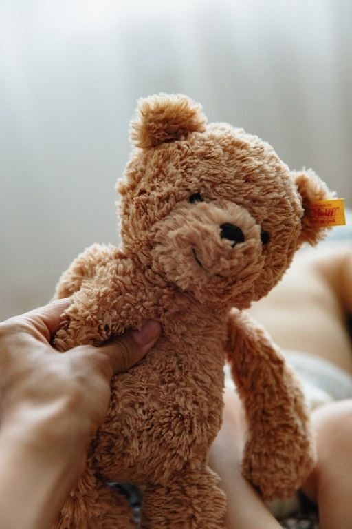 Lachendes Baby im Beistellbett, Babyfoto bei München