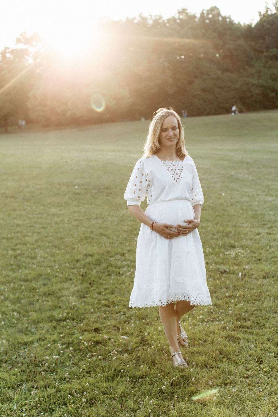 Babybauch-Shooting im Grünen, Paar mit Babybauch