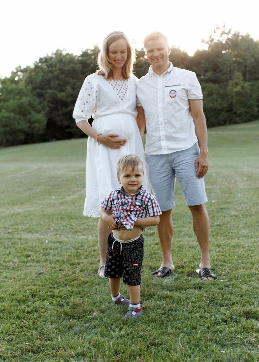 Babybauch-Shooting im Grünen, Paar mit Babybauch
