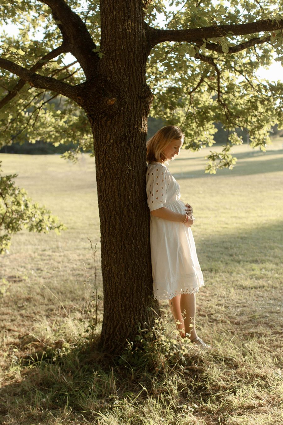 Babybauch-Shooting im Grünen, Paar mit Babybauch