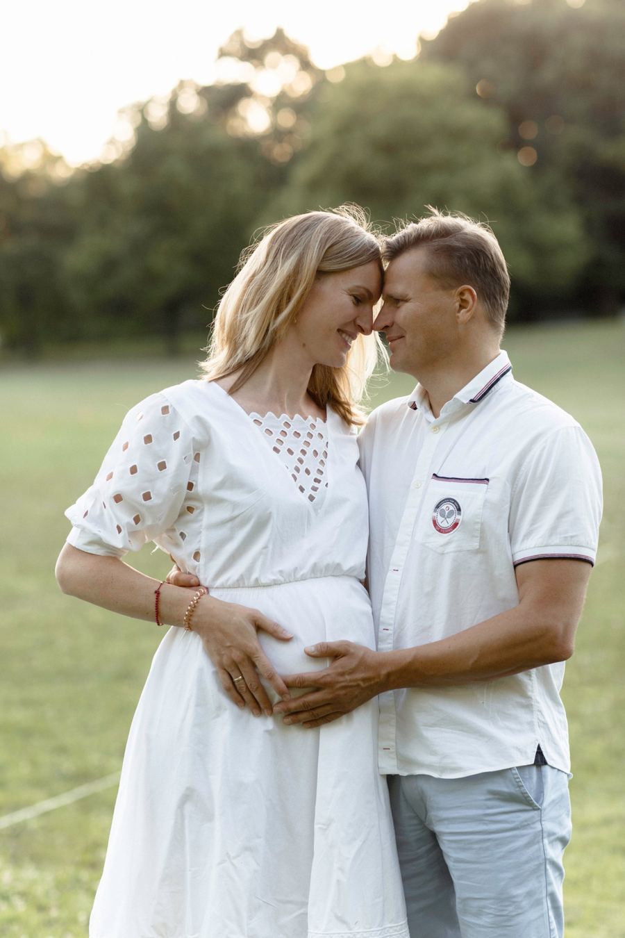 Babybauch-Shooting im Grünen, Paar mit Babybauch