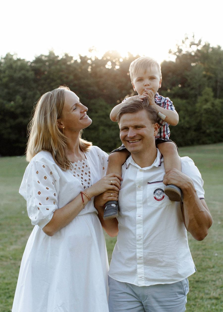 Babybauch-Shooting im Grünen, Paar mit Babybauch