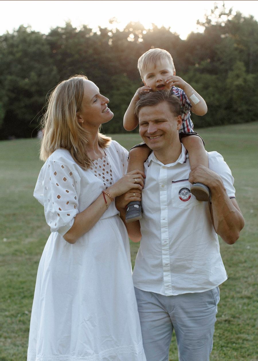 Babybauch-Shooting im Grünen, Paar mit Babybauch