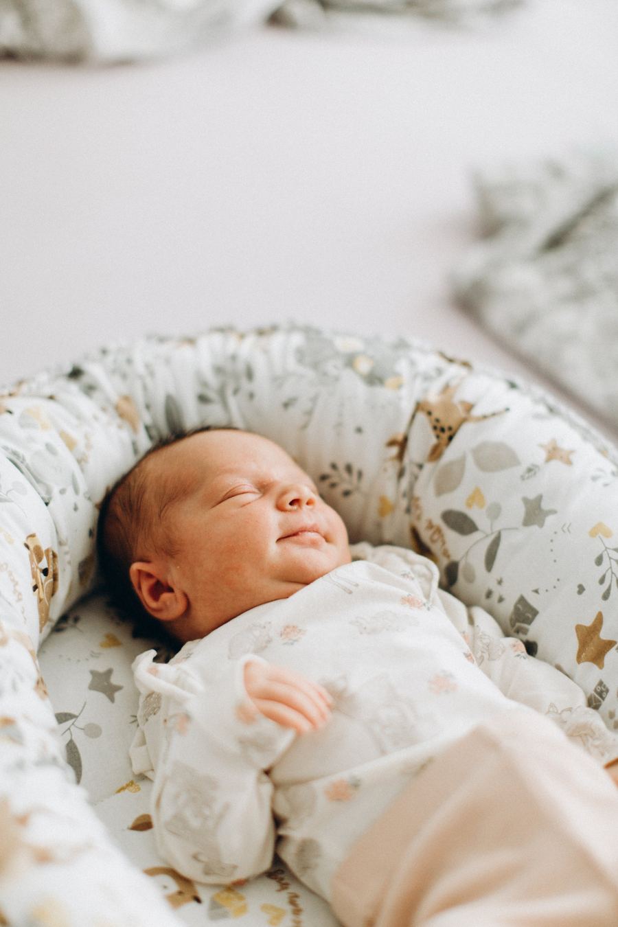 Neugeborenes schlafend im Babynest, Neugeborenenfoto