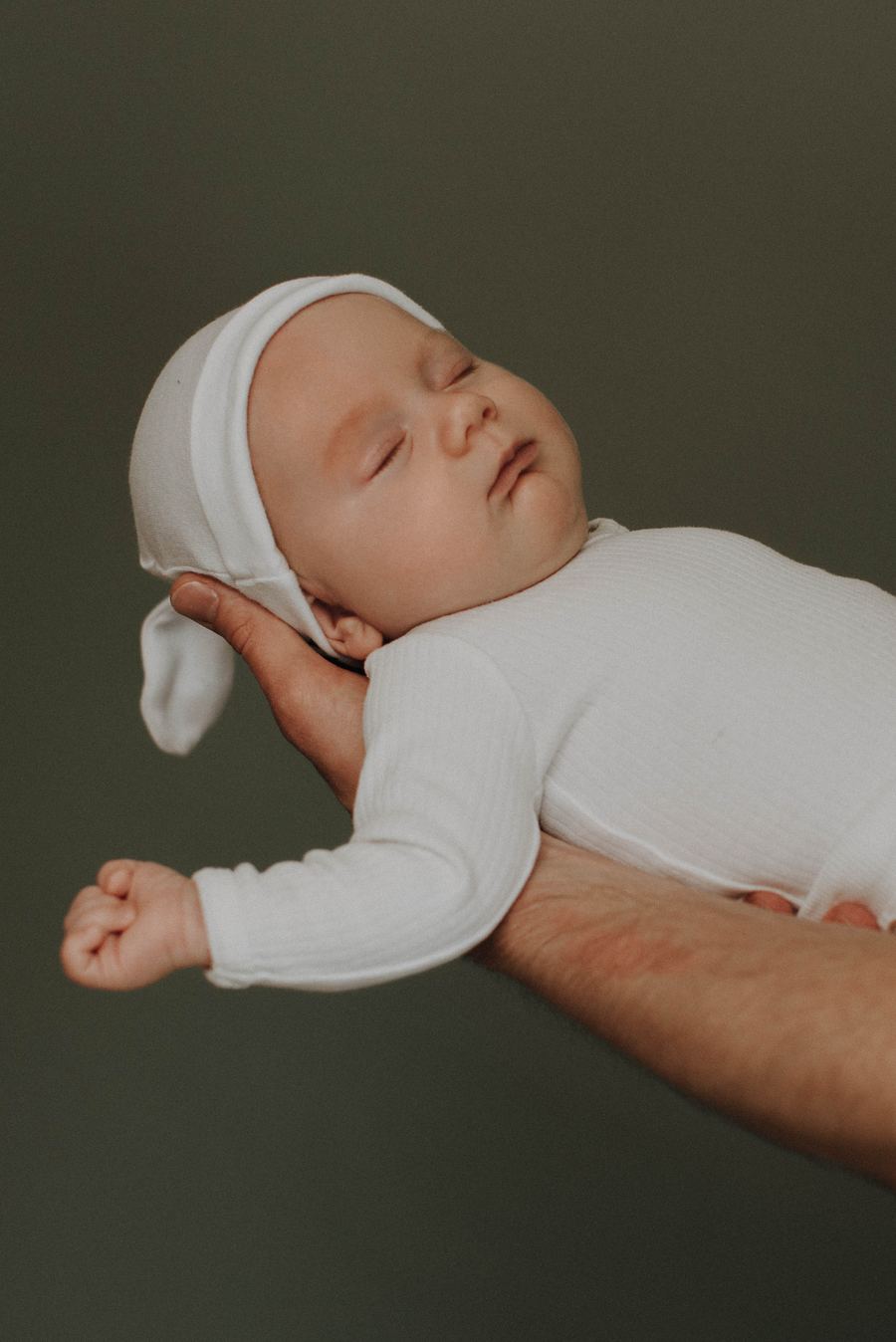 Baby auf Strickdecke in warmen Ockertönen