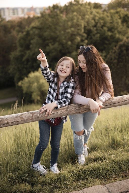 Schwestern umarmen sich am Wasser, Familienfoto