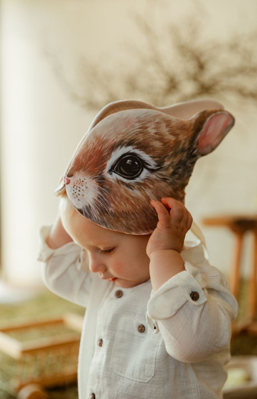Osterfoto im Studio: Kleinkind mit Heu und Osterdeko