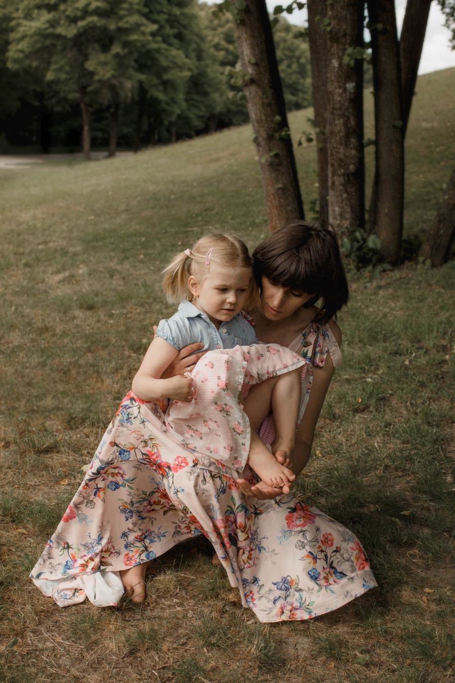 Kind spielt im Park, Kinderfoto in der Natur