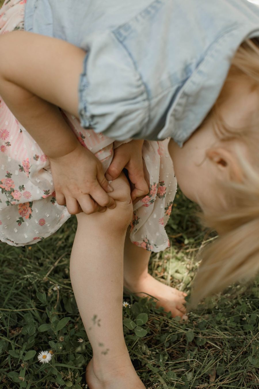 Kind spielt im Park, Kinderfoto in der Natur