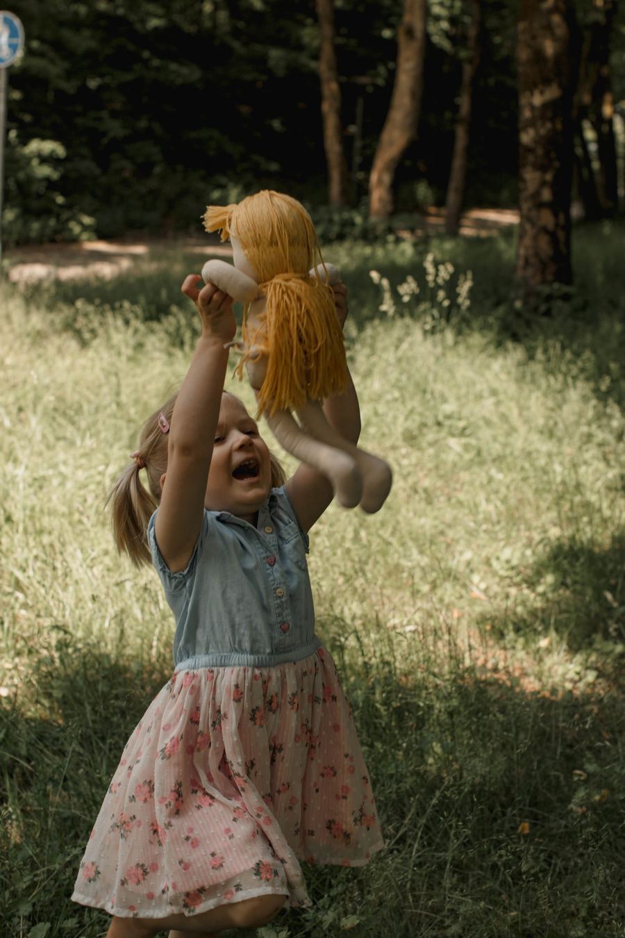 Kind spielt im Park, Kinderfoto in der Natur
