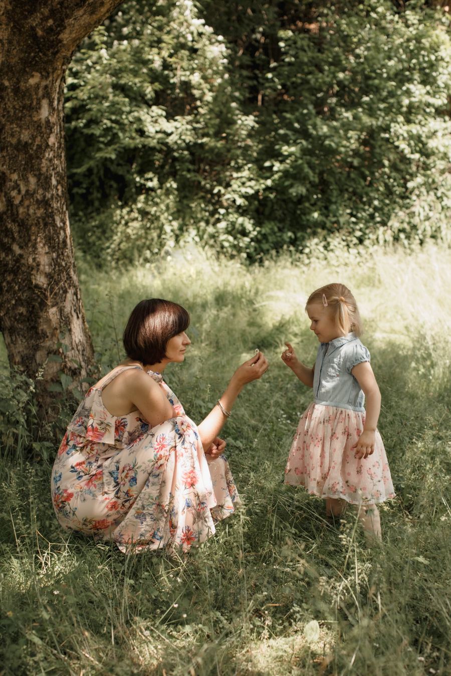 Kind spielt im Park, Kinderfoto in der Natur