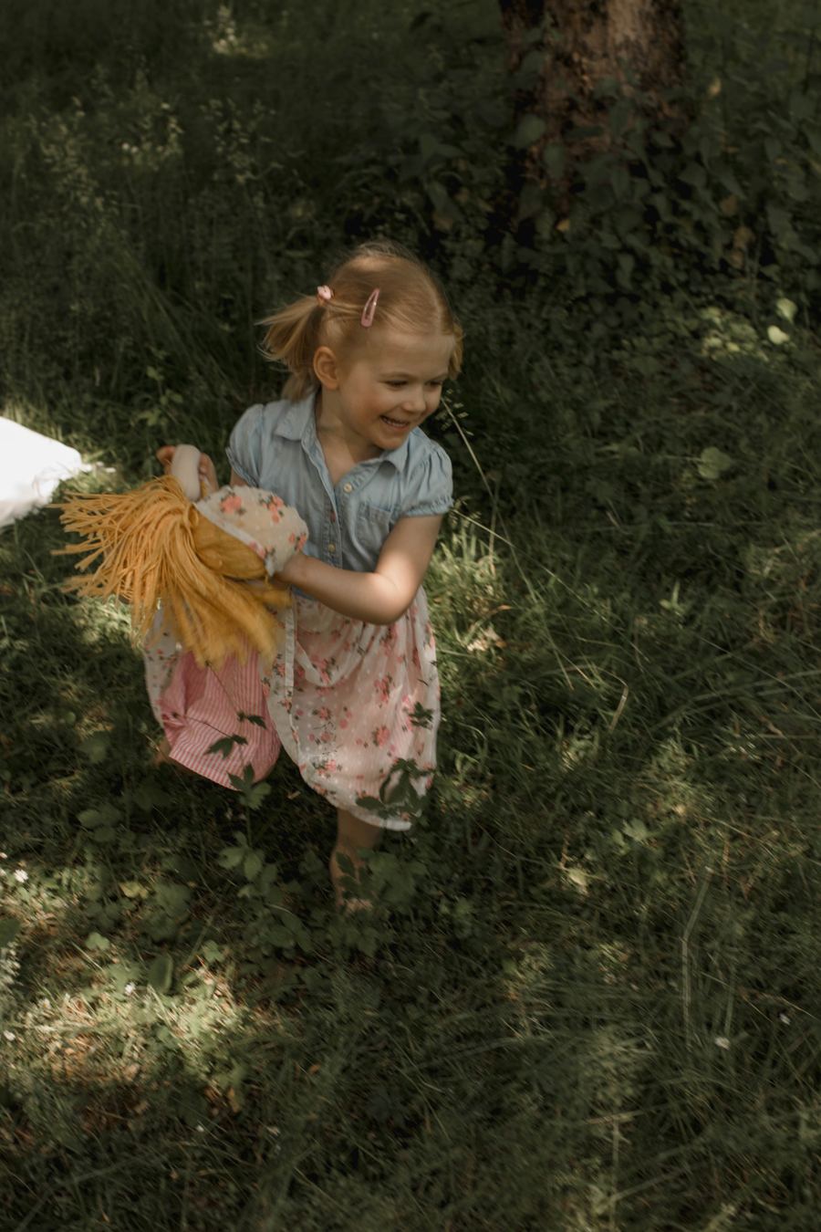 Kind spielt im Park, Kinderfoto in der Natur
