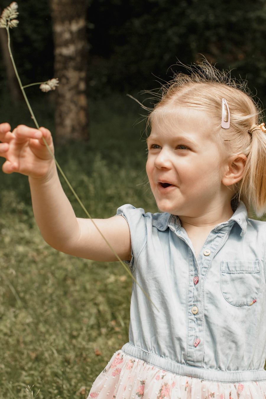 Kind spielt im Park, Kinderfoto in der Natur