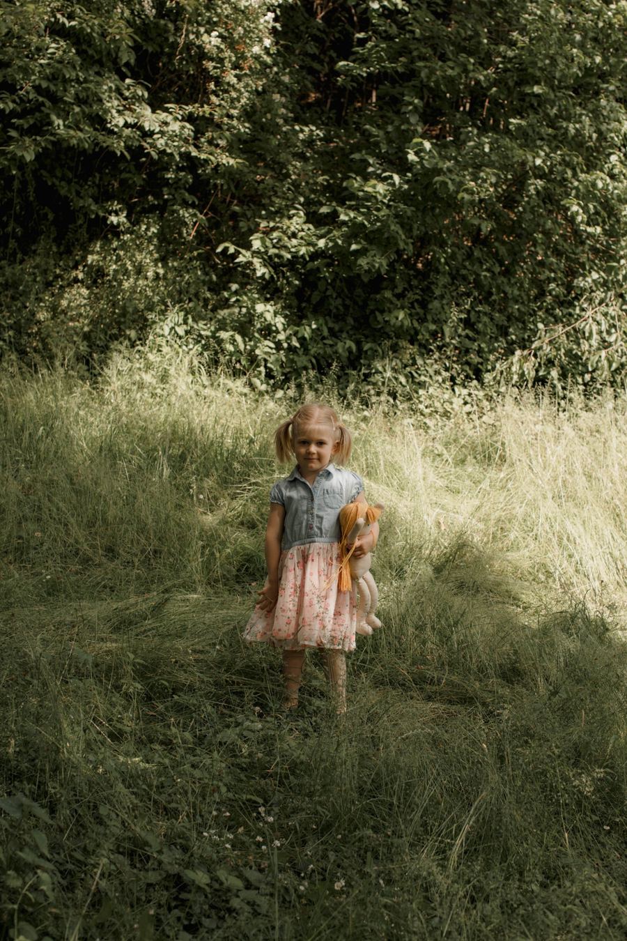 Kind spielt im Park, Kinderfoto in der Natur