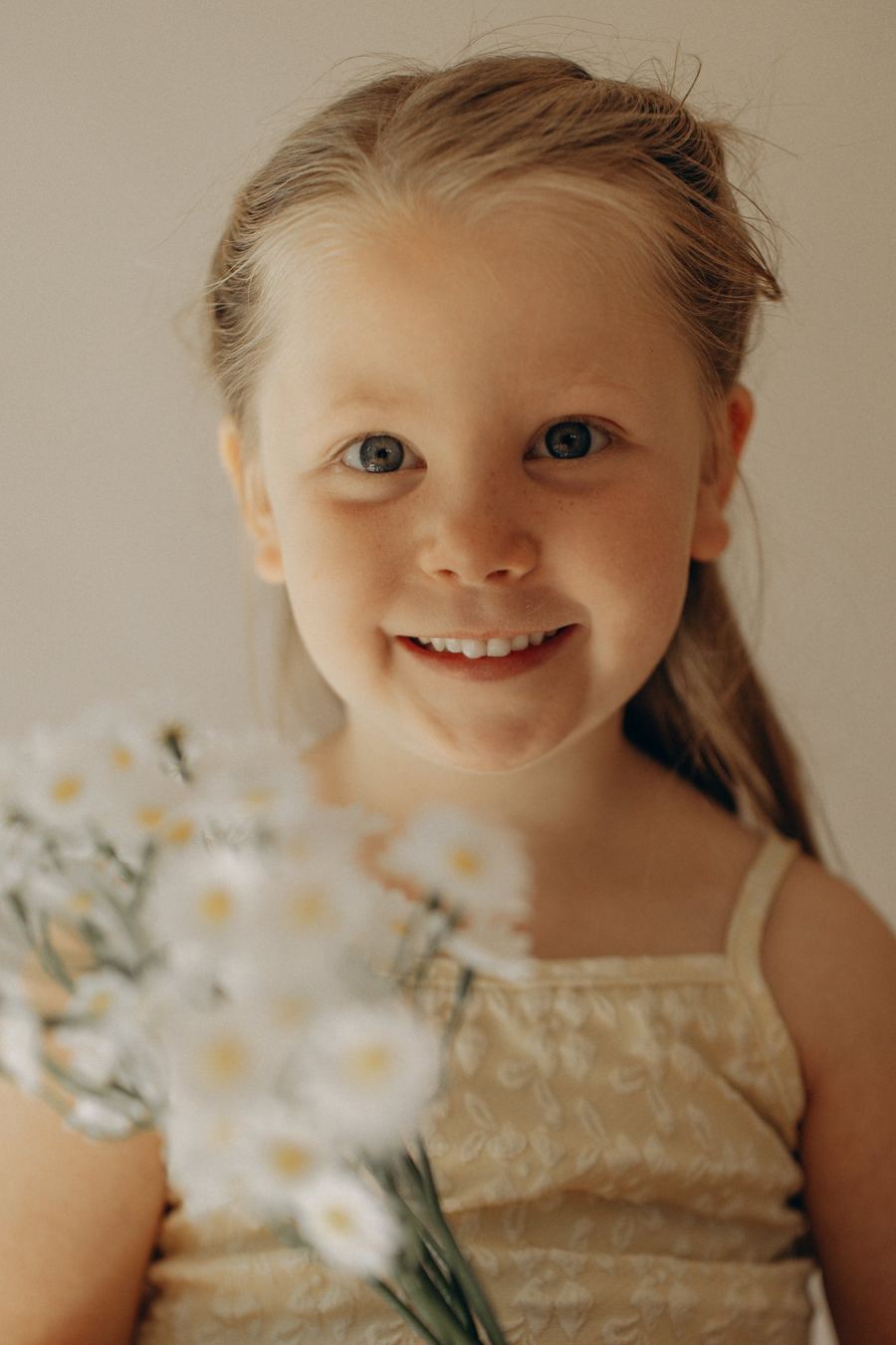 Kinderporträt im Studio in Egling, Mädchen mit Stofftier