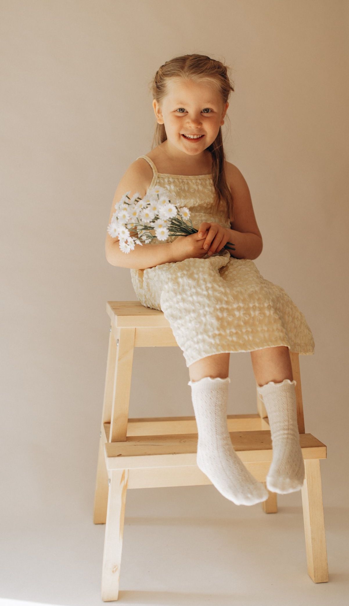 Kinderporträt im Studio in Egling, Mädchen mit Stofftier
