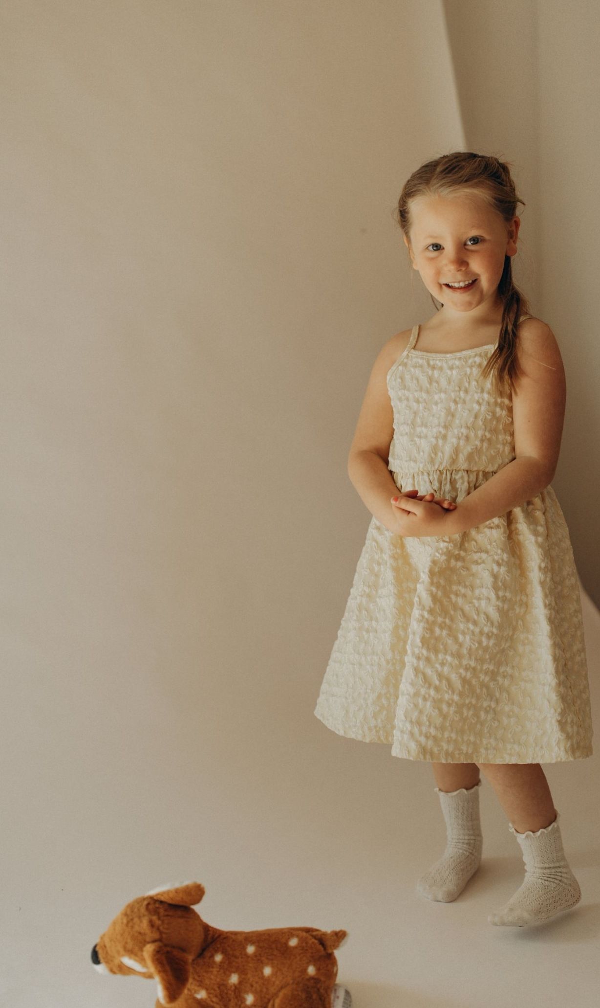 Kinderporträt im Studio in Egling, Mädchen mit Stofftier
