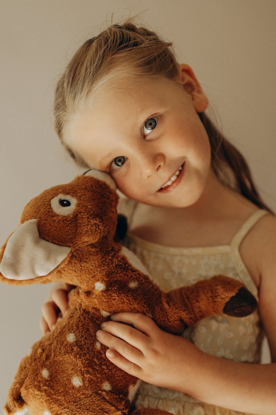 Kinderporträt im Studio in Egling, Mädchen mit Stofftier