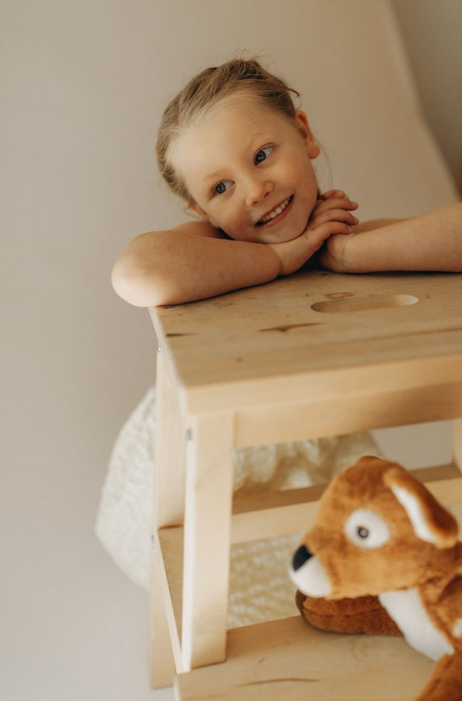 Kinderporträt im Studio in Egling, Mädchen mit Stofftier