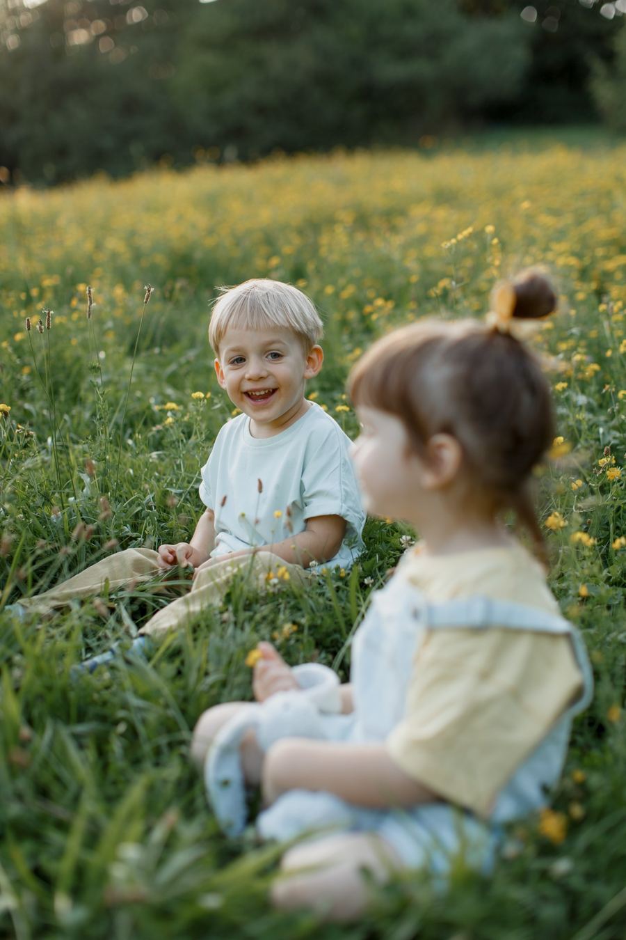 Kleinkind auf der Wiese, Kinderfoto draußen