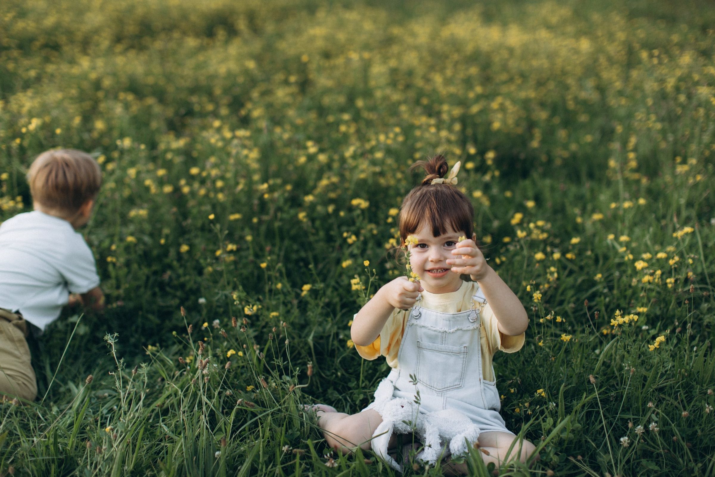 Kleinkind auf der Wiese, Kinderfoto draußen