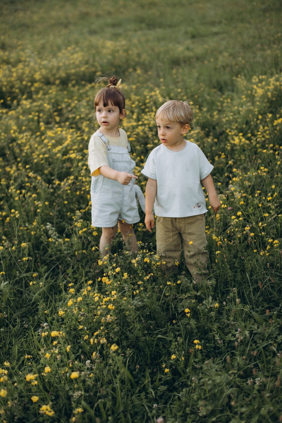 Kleinkind auf der Wiese, Kinderfoto draußen