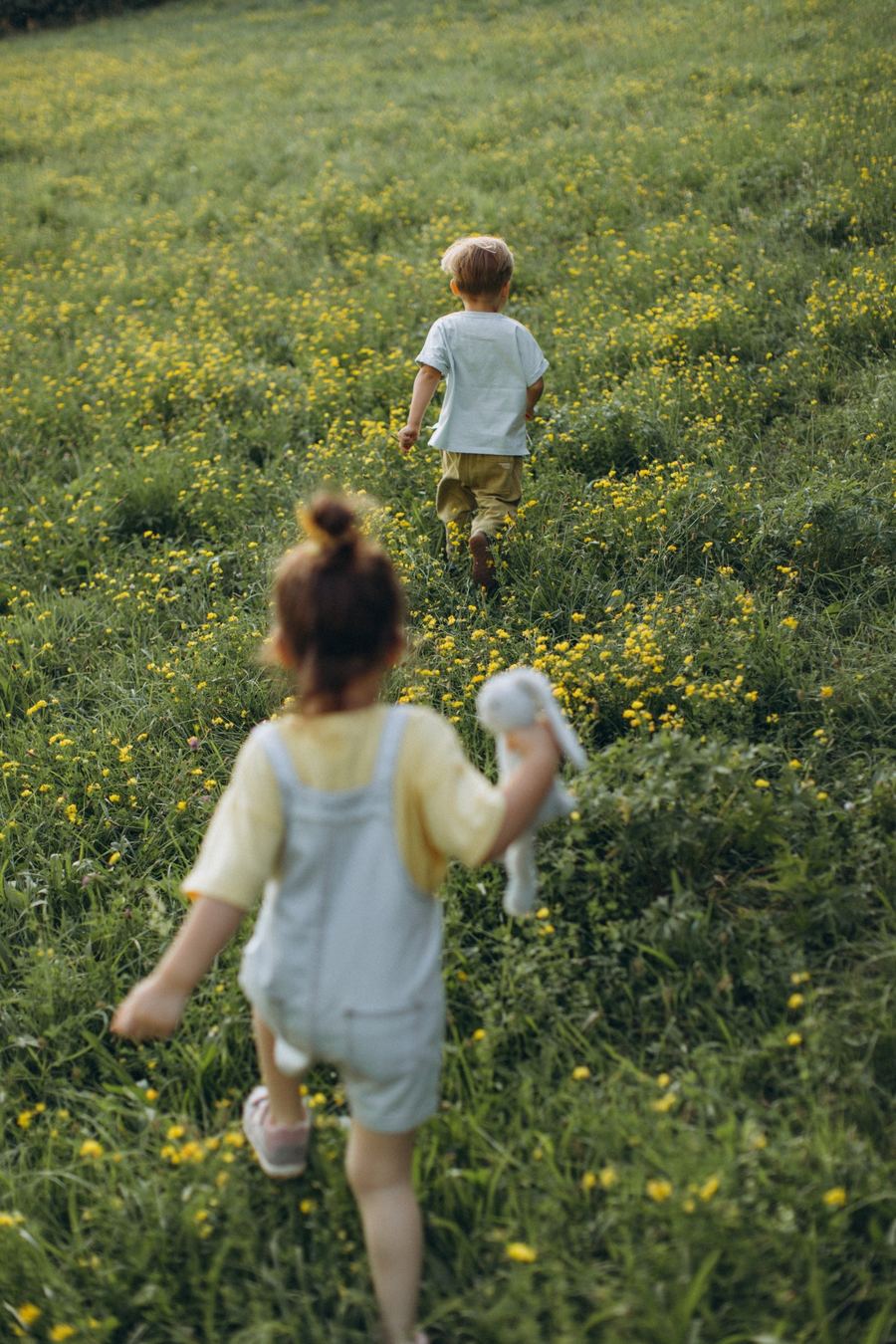 Kleinkind auf der Wiese, Kinderfoto draußen