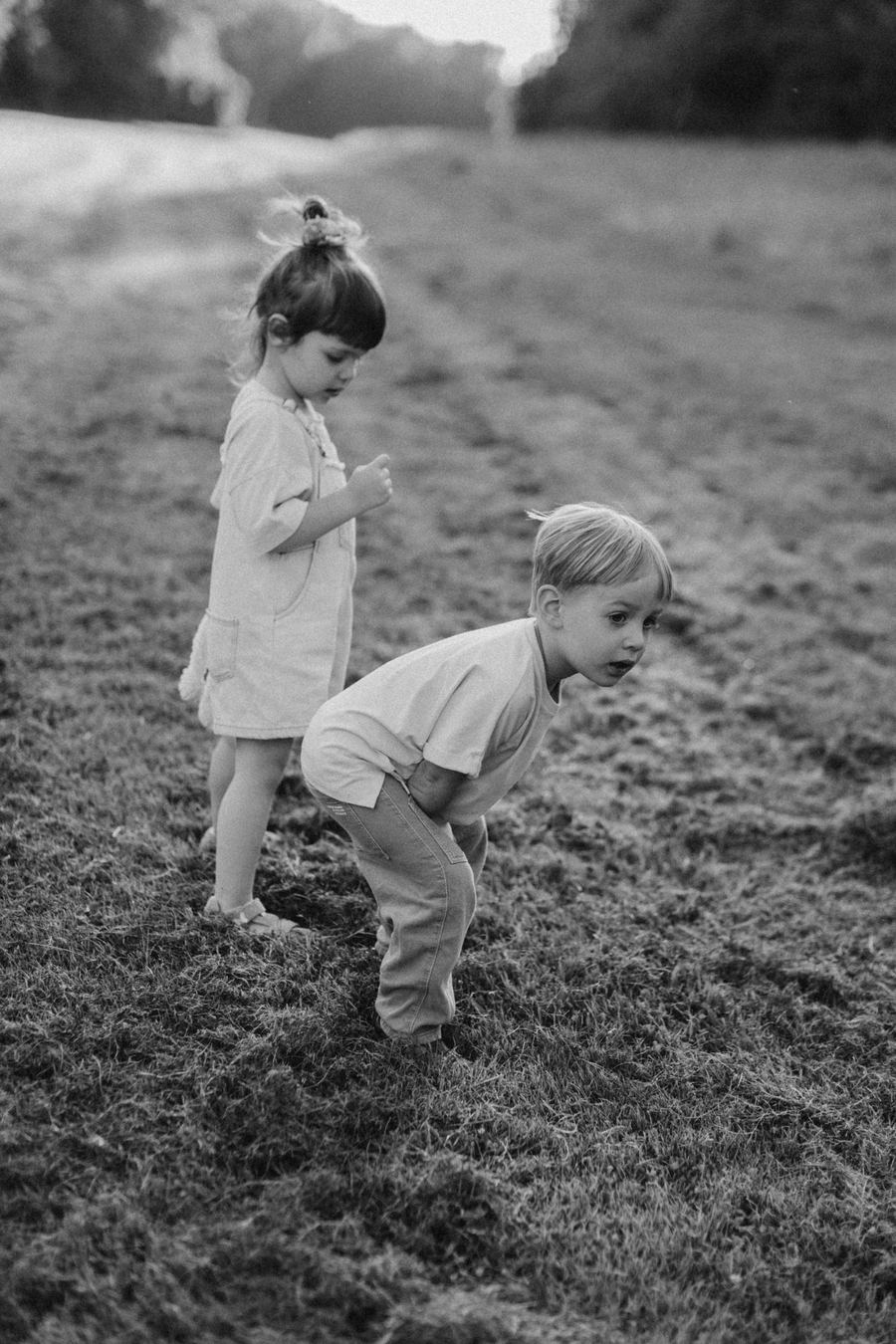 Kleinkind auf der Wiese, Kinderfoto draußen