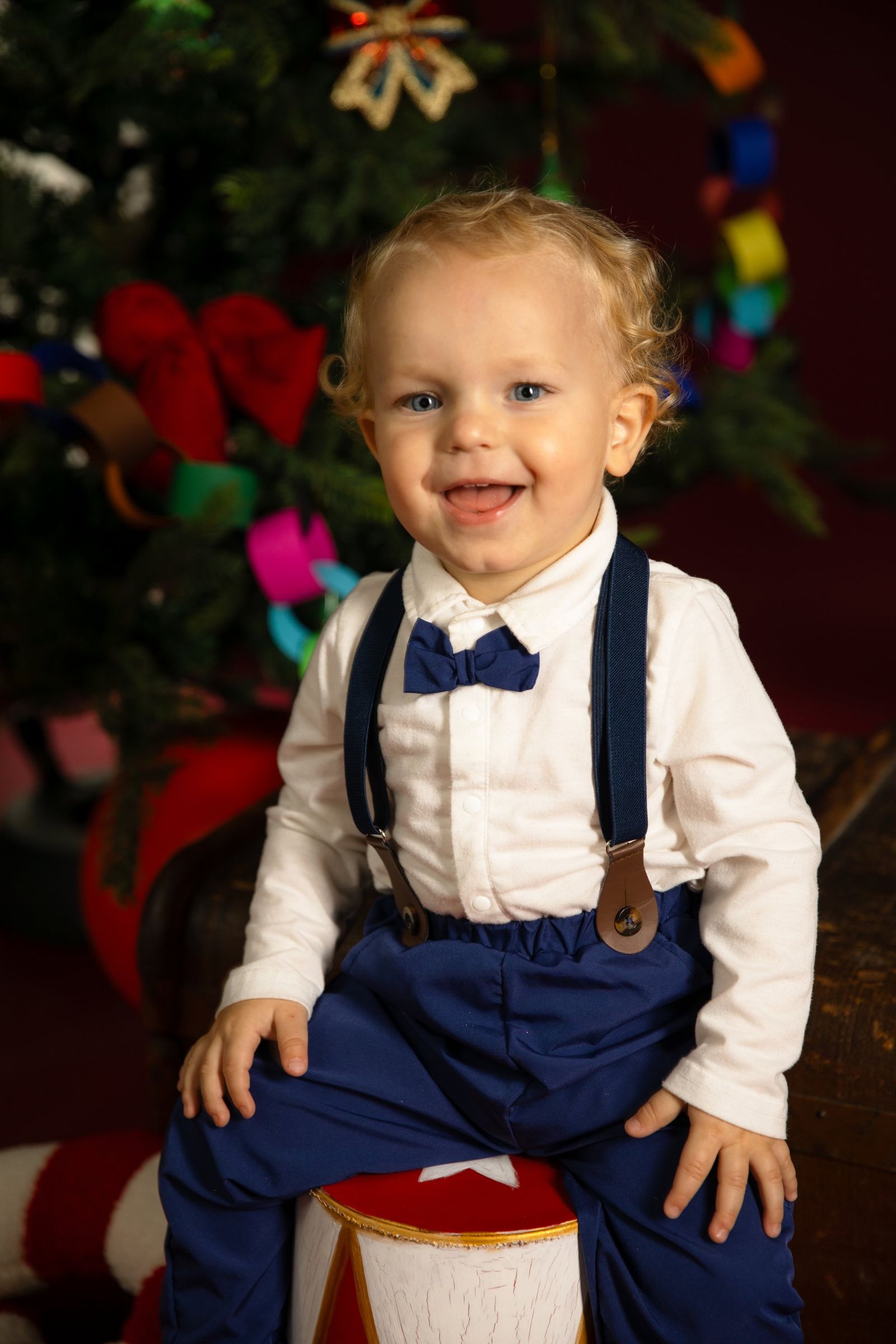 Outfit in Weiß und Marine vor der roten Weihnachtskulisse