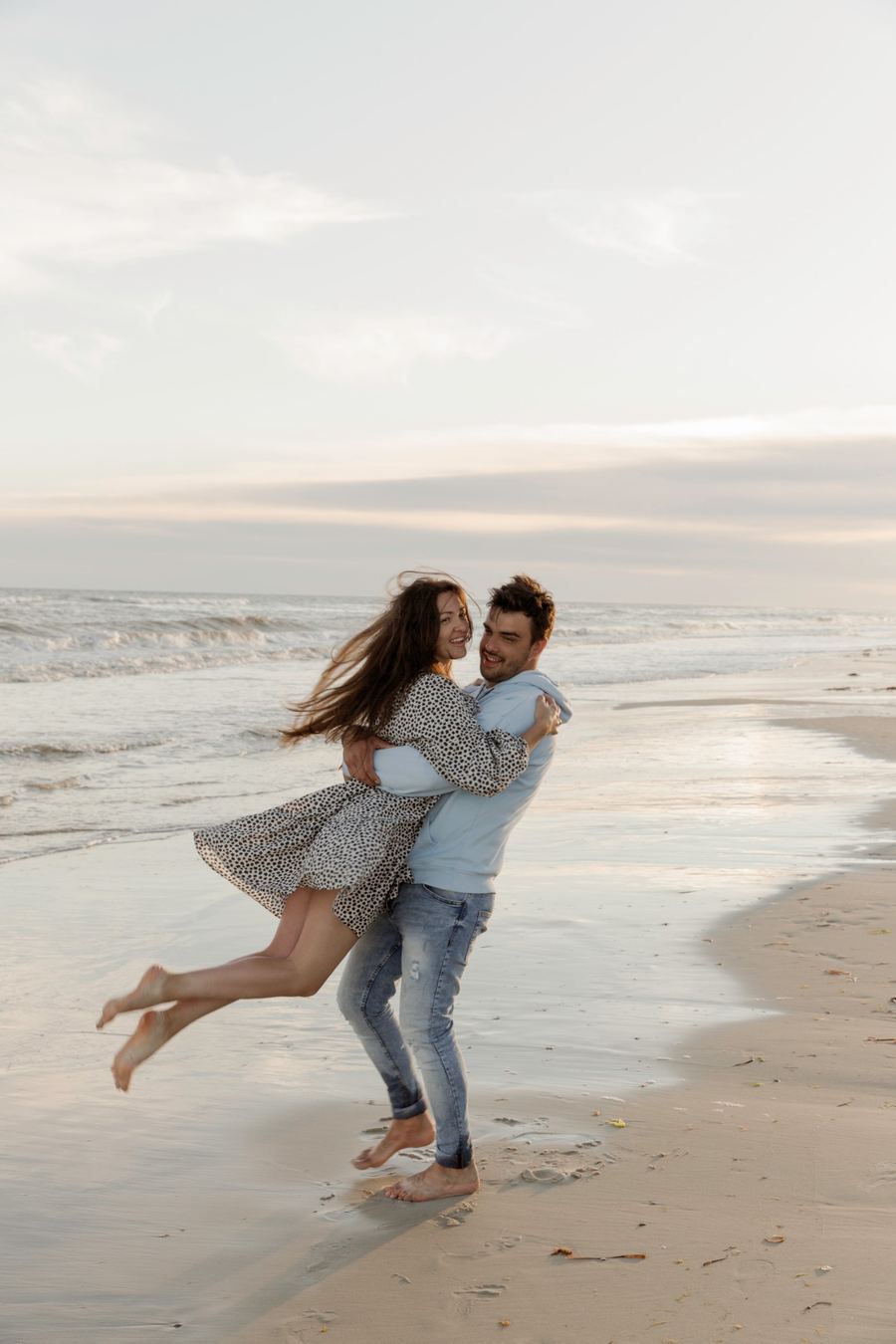 Paarshooting am Strand, Kuss bei Sonnenuntergang