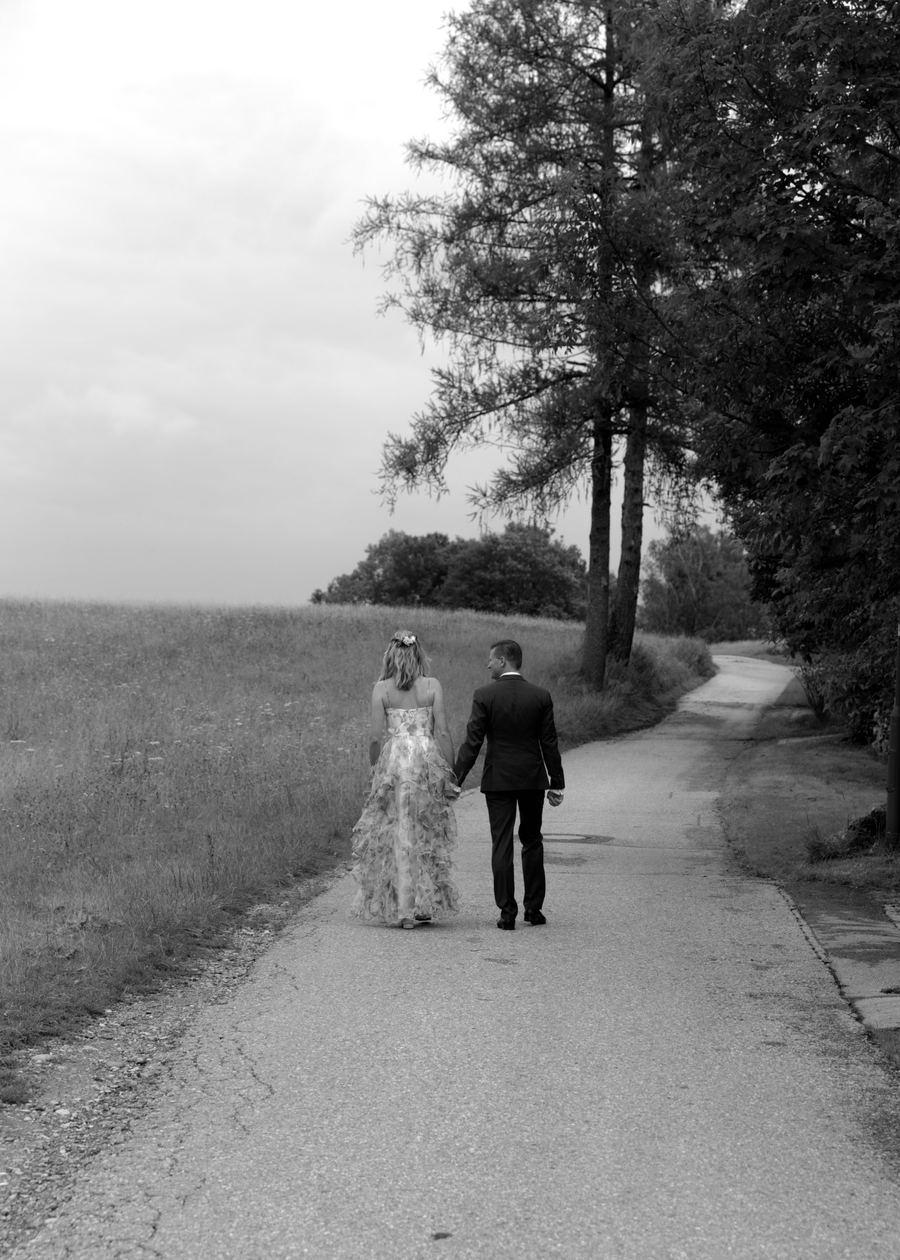 Brautpaar auf einem Feldweg, Hochzeitsfoto in Schwarzweiß und Farbe