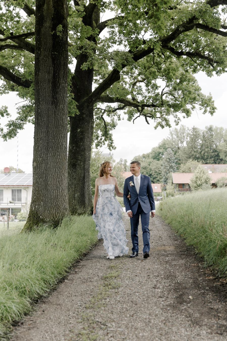 Brautpaar auf einem Feldweg, Hochzeitsfoto in Schwarzweiß und Farbe