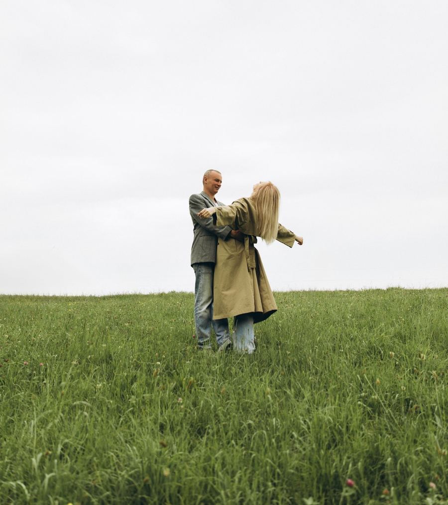 Paarfoto auf der Wiese, Love Story bei München