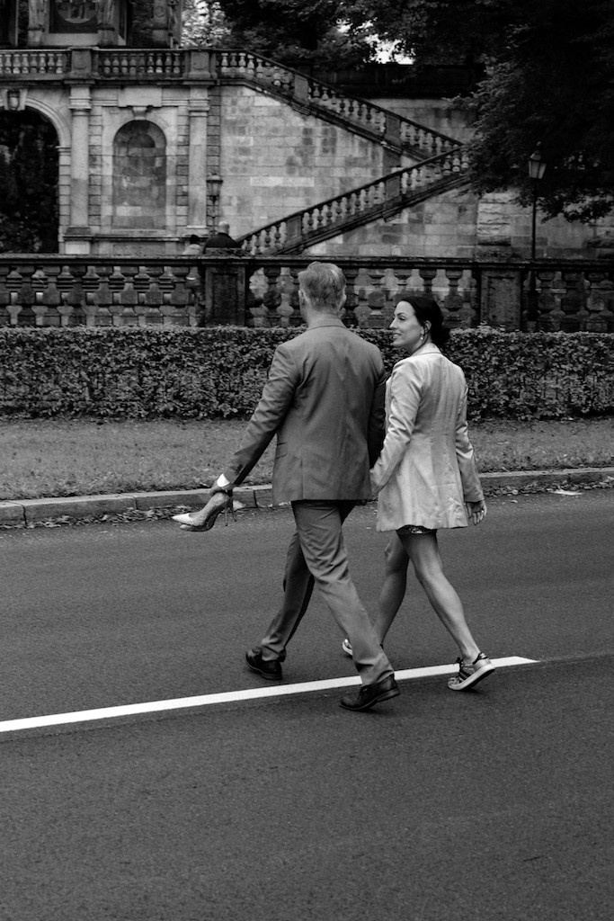 Paar umarmt sich, Schwarzweißfoto einer Love Story