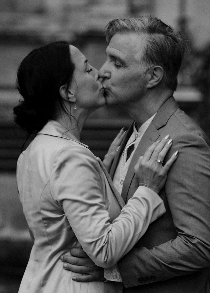 Paar umarmt sich, Schwarzweißfoto einer Love Story