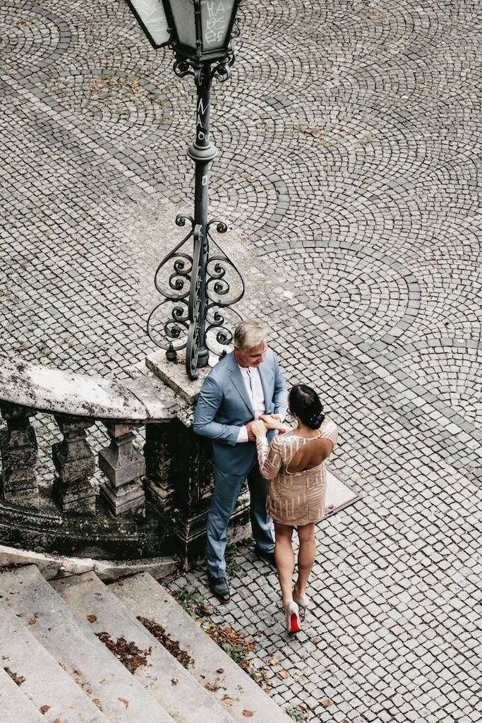 Paar umarmt sich, Schwarzweißfoto einer Love Story