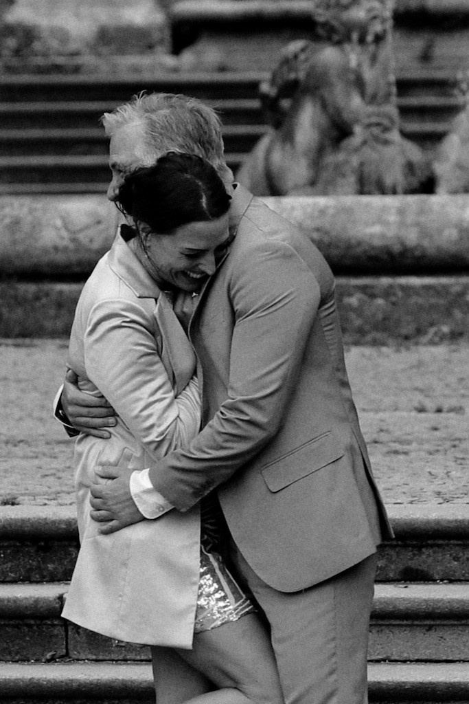 Paar umarmt sich, Schwarzweißfoto einer Love Story