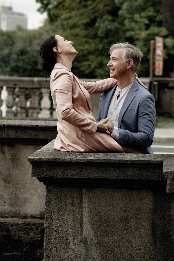 Paar umarmt sich, Schwarzweißfoto einer Love Story