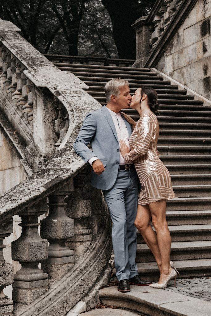 Paar umarmt sich, Schwarzweißfoto einer Love Story